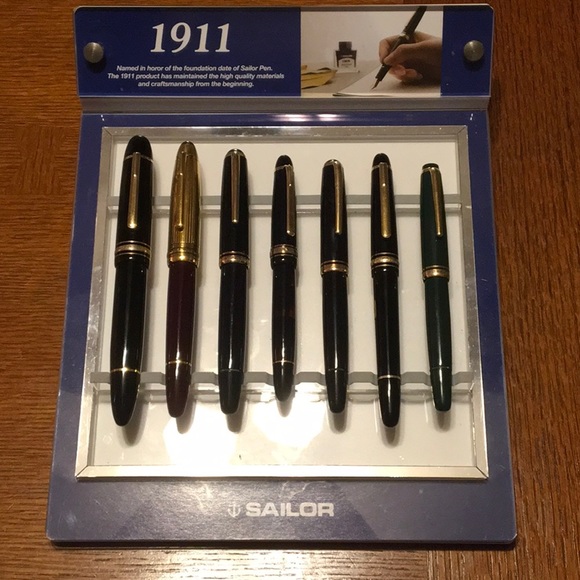 Pen Display Case - Picture 1 of 4